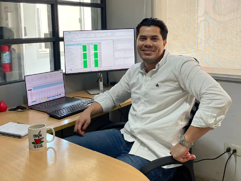 Colaborador de Espresso Americano en oficinas