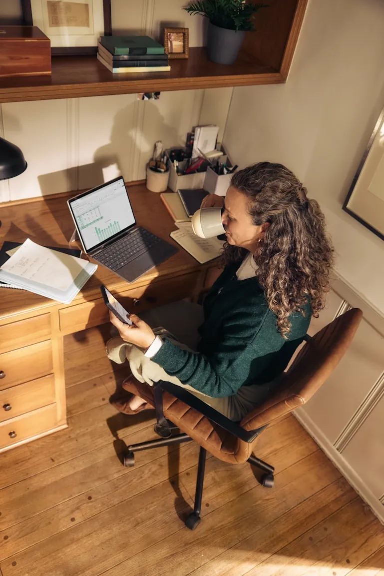 Colaboradora trabajando en su escritorio