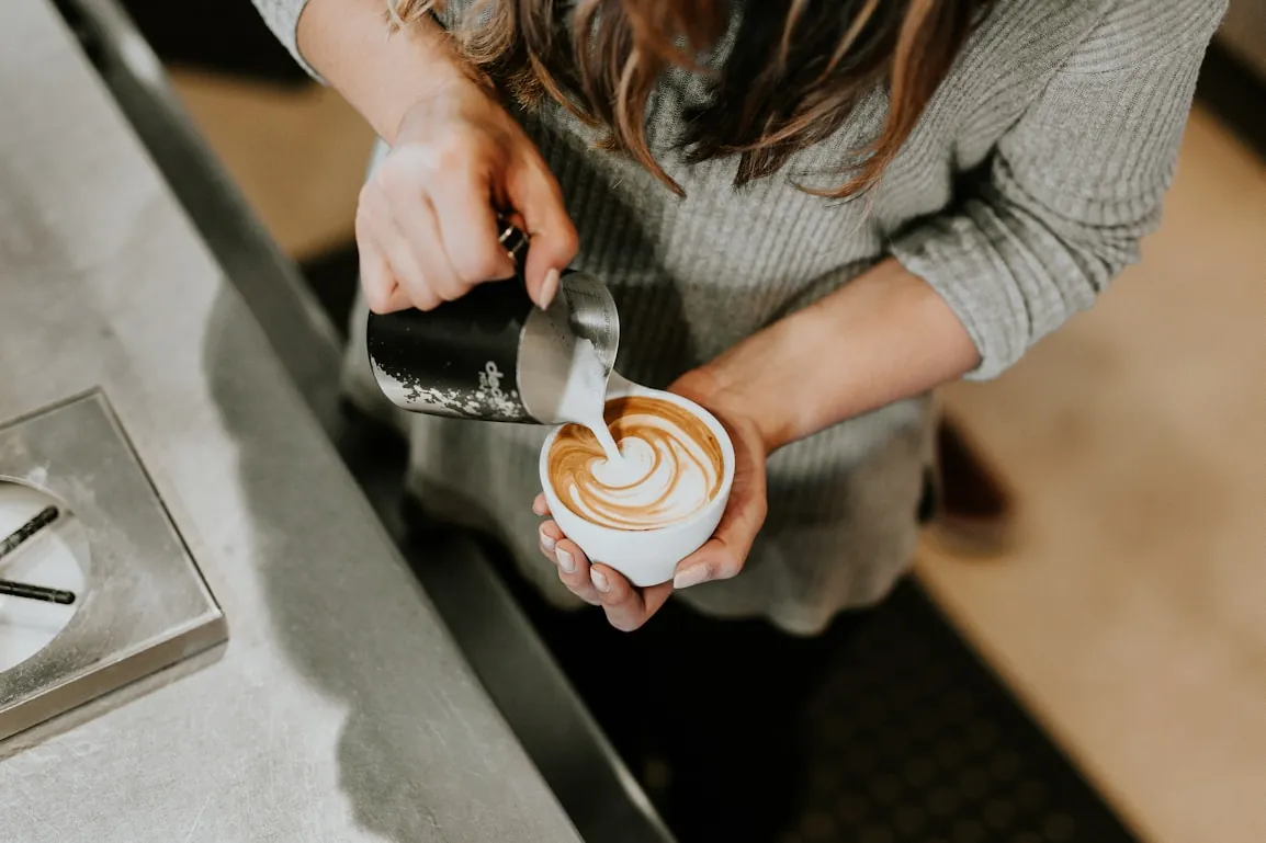 Barista sirviendo arte latte